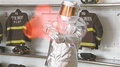 充装氢气的“网红”气球遇到明火瞬间爆炸。(宁海消防供图)图片来源：宁波日报。