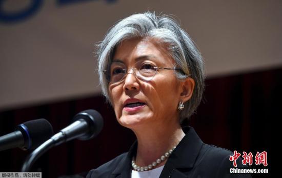 本月18日，韩国总统文在寅任命现年62岁的前联合国秘书长特别助理康京和出任韩外交部长，这是首次有女性出任该职位。此前，韩国国会没有通过康京和的人事听证报告，文在寅请求国会17日前通过，但国会未予回应。18日下午二时，文在寅依法任命康京和为外长。