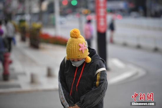 12月16日，寒风中的市民。 <a target='_blank' href='http://www.chinanews.com/'>中新社</a>记者 刘冉阳 摄