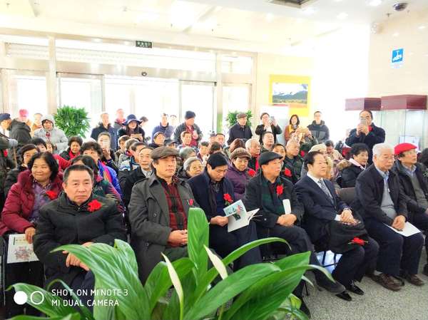 二、展出现场，专家学者济济一堂。 梓涵 摄影