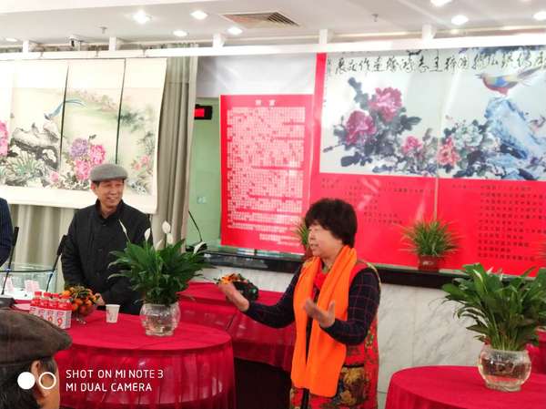 一、展出现场，王志鸿女士向冒着寒风远道而来的专家和朋友们深情表示：“所有来宾都是我的良师益友。今天群贤毕至，欢迎大家畅所欲言?！?梓涵 摄影