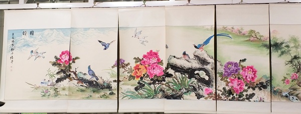 三、王志鸿画的国韵牡丹。  梓涵 摄影