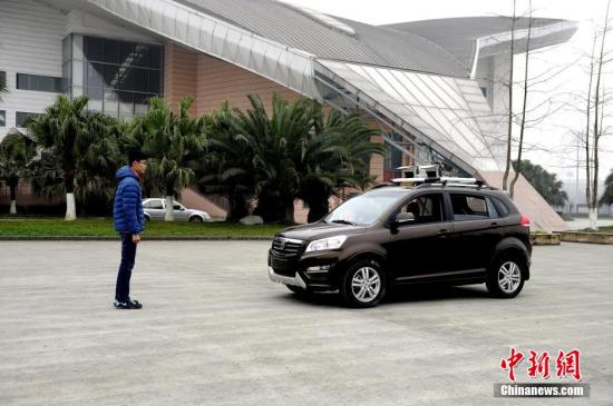 1月5日，记者走进成都信息工程大学，在发明者蒋涛教授的带领下探访中国西南首辆自主研发的无人驾驶汽车试验。该无人驾驶汽车通过两个“激光雷达”和三个“立体视觉系统”采集信息，运用类似火星探测器的仪器规划路径，最高时速80公里，可运用在消防、变电站巡检、应急救援和国防安全等特殊领域。图为无人驾驶汽车实验场景。 安源 摄