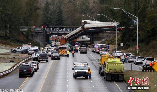 美国全国铁路客运公司当天发布声明说,由西雅图开往波特兰的501次列车当天在华盛顿州塔科马以南路段脱轨。列车上有约78名乘客和5名工作人员,目前已知一些乘客和工作人员受伤。 点击进入下一页