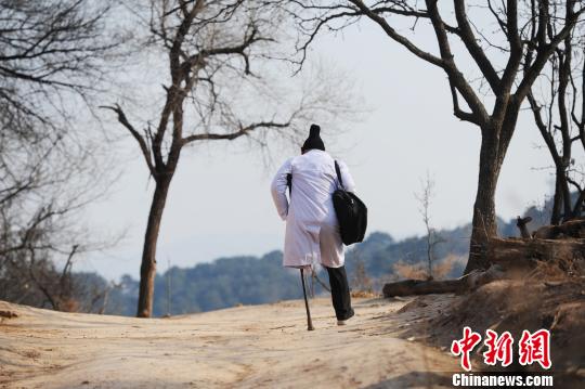 头发花白，身穿白大褂，拐杖断了一根又一根，三轮车骑坏4辆，背着药箱在山路上蹒跚前行……在岭村，每一位村民心中都印着这样一个背影?！⌒煜?摄