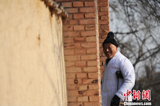 20多年来，李拴州和他的三轮车成了村子里的“120”。除了脑血栓这种无法承受颠簸的疾病，有村民突发病患，他开着三轮车拉上人与县医院的救护车在半路对接，为村民赢得了“黄金救护时间”?！熬然こ刀愿霰鸫遄游幢厥煜ぃ行┥狡鲁祷股喜蝗?，我先把人拉上再和救护车对接，能省很多时间。”李拴州说?！÷砹⒚?摄