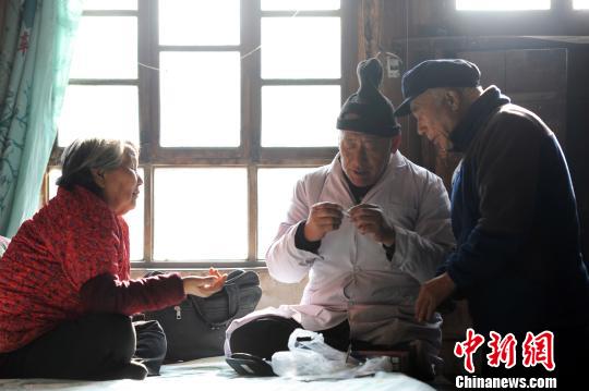 30年前，李拴州成了村里唯一的医生。谁有个大灾小病了，他都要第一时间上门瞧瞧。不管是三更半夜，或是大雪封山，只要有人求助，李拴州二话不说，背上药箱拄着拐杖便立即出发?！⌒煜?摄