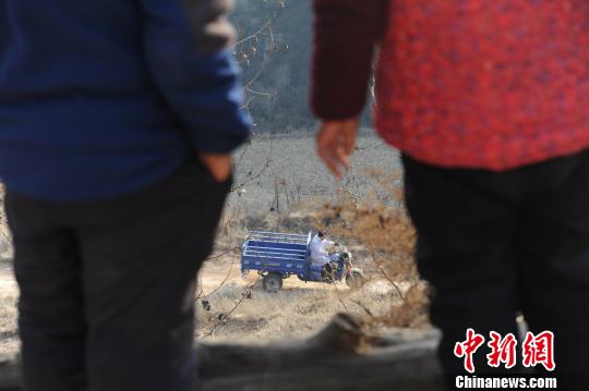 头发花白，身穿白大褂，拐杖断了一根又一根，三轮车骑坏4辆，背着药箱在山路上蹒跚前行……在岭村，每一位村民心中都印着这样一个背影?！⌒煜?摄