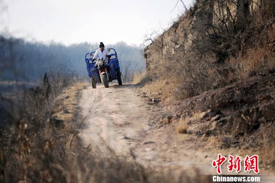 30年前，李拴州成了村里唯一的医生。谁有个大灾小病了，他都要第一时间上门瞧瞧。不管是三更半夜，或是大雪封山，只要有人求助，李拴州二话不说，背上药箱拄着拐杖便立即出发?！÷砹⒚?摄