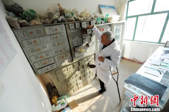 这些年，李拴州早已是每个村民最鲜活的健康档案。村民既往病史、用药过敏史和家族病史，甚至连村民自己都不清楚，而他却对此了如指掌。他先后获得20多个荣誉证书，包括“全国道德模范提名奖”、“白求恩奖章”等?！⌒煜?摄