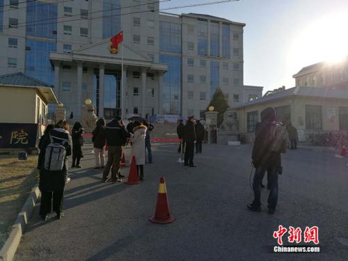 庭审当天，法院外聚集了大量记者。 <a target='_blank' href='http://www.chinanews.com/' >中新网</a>记者 张尼 摄