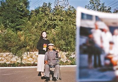 2016年，石勐尧和爷爷在后院合影