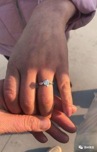 女子把11万的钻戒扔了 8名环卫工翻了13吨垃圾找到