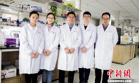 李红良(中)和团队成员 杜巍巍 摄 李红良(中)和团队成员 杜巍巍 摄