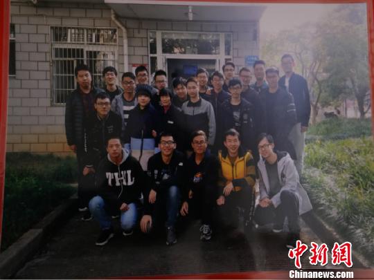 本以为会退休了，所以拍下这张纪念照 潘旻 摄