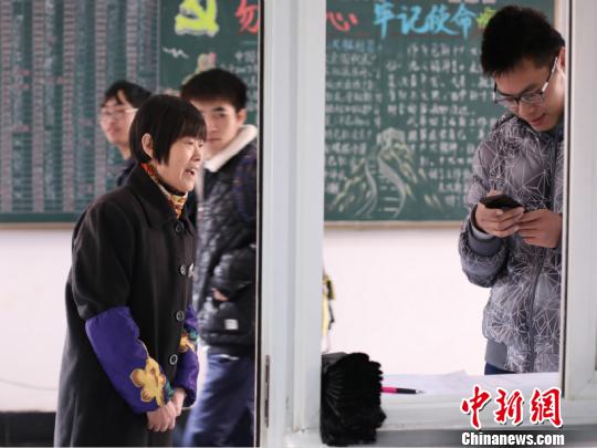 对学生就像孩子一样操心 潘旻 摄