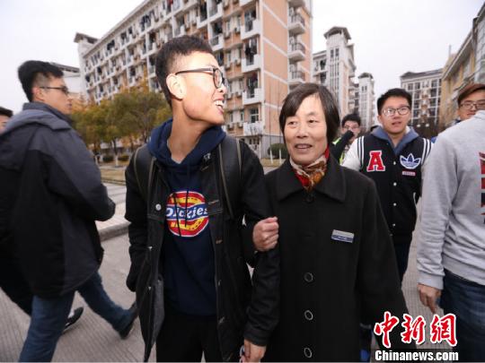 学生打球脚崴伤了，出门徐阿姨会扶一把 潘旻 摄