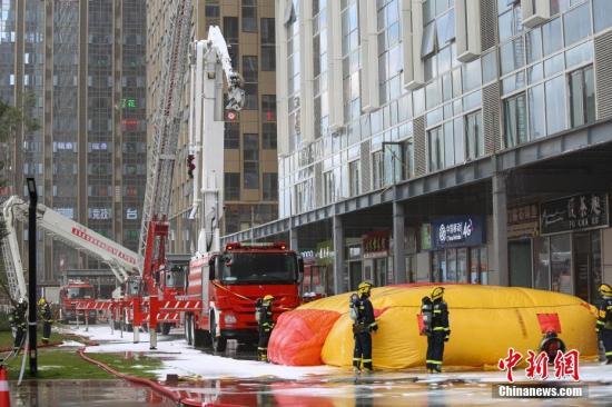 资料图：贵州省贵阳市在一高楼举行高层建筑火灾事故应急救援实战演练。中新社记者 瞿宏伦 摄