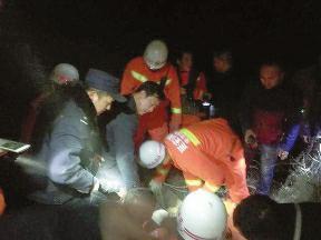 男子走夜路坠入深井 昏迷19小时后清醒打电话求救