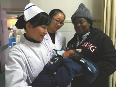 莉莉顺利产下一名女婴。