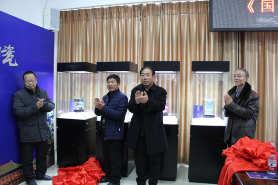 国宝再造大师晋晓瞳、王建伟、刘建军、苗长强（从左至右）为作品隆重揭幕
