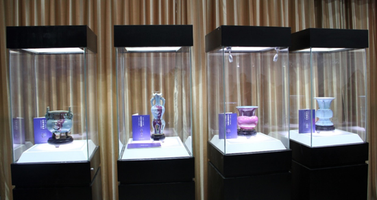 出戟尊、钧窑尊、双耳炉、双耳连座瓶（从左至右）