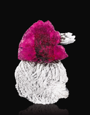 红宝碧玺&叶钠长石(北京保利供图)