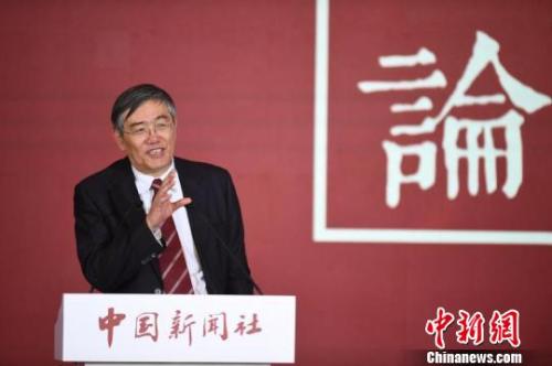 中财办副主任杨伟民21日在中国新闻社举办的国是论坛2017年会上表示，中国必须摒弃过去那种赶超型的经济模式，不以GDP论英雄?！〈揲?摄