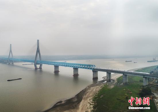 资料图：航拍宁安高铁列车驰骋安庆长江大桥的景象。 <a target='_blank' href='http://www.chinanews.com/' >中新网</a>记者 翟璐 摄