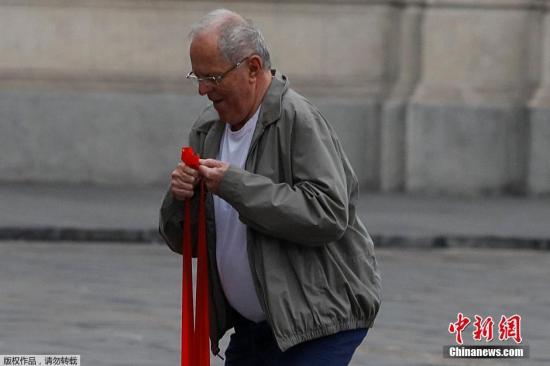 当地时间2016年8月4日，秘鲁利马，秘鲁总统佩德罗·巴勃罗·库琴斯基与部长们在政府宫里进行早锻炼。首次在南美洲举行的奥运会将于5日在巴西里约热内卢开幕。