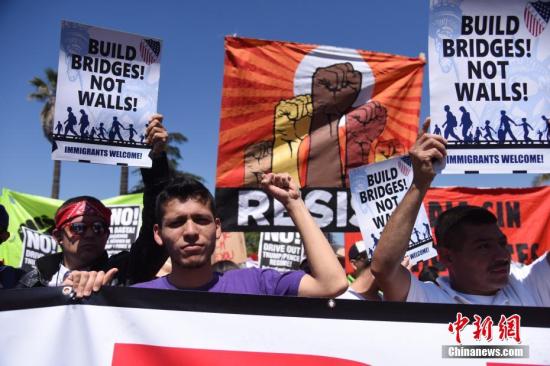 资料图：美国洛杉矶举行规模盛大的“五一大游行”，民众手举标语、高呼口号，表达自己的诉求，反对修建美墨边境隔离墙。
<a target='_blank' href='http://www.chinanews.com/'>中新社</a>记者 张朔 摄