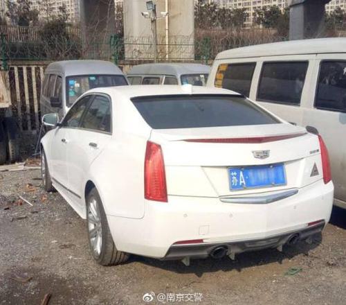 图为“飙车”的车辆被暂扣。官微截图