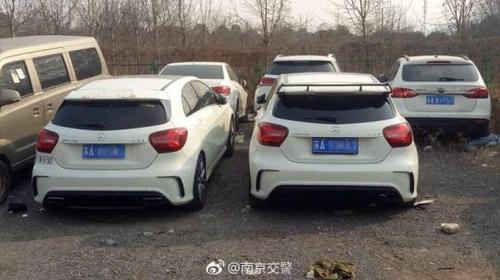 图为“飙车”的车辆被暂扣。官微截图