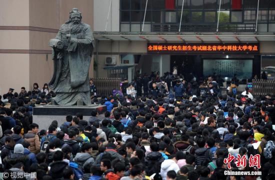 据中国研究生招生信息网的信息，全国硕士研究生招生考试初试成绩一般会从明年2月中旬开始陆续公布。考生可通过网络、省级教育招生考试机构或招生单位公布的方式查询初试成绩。图为湖北武汉，全国硕士研究生考试华中科技大学考点，考生从“老子”雕像旁步入考场。 吴铭 摄 图片来源：视觉中国