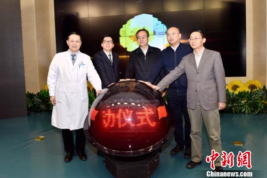 图为青海省居民健康卡工程正式启动?！≈旖ň?摄