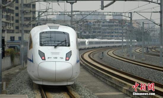 西安至成都首发列车驶离绵阳火车站，开往成都。刘忠俊 摄