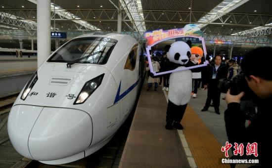 “熊猫”赶场西成高铁。刘忠俊 摄