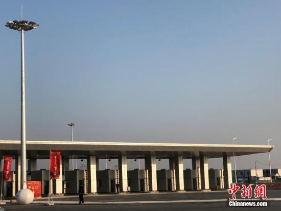 12月18日，港珠澳大桥澳门口岸收尾工程仍在完善中。港珠澳大桥澳门口岸管理区项目作为港珠澳大桥重要的组成部分，不仅是港珠澳大桥三地建筑面积最大的口岸，而且开工最晚，但是该工程创造了仅用内地同等规模工程三分之一的时间，就具备与珠海、香港口岸同步通关条件的奇迹。 <a target='_blank' href='http://www.chinanews.com/'>中新社</a>记者 邓媛雯 摄