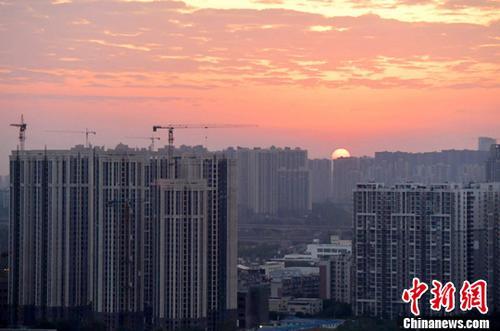 图为成都城区一角太阳正从东方升起。<a target='_blank' href='http://www.chinanews.com/'>中新社</a>记者 刘忠俊 摄
