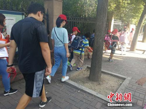资料图：某托管机构接小学生放学。<a target='_blank' href='http://www.chinanews.com/' >中新网</a>记者 张尼 摄
