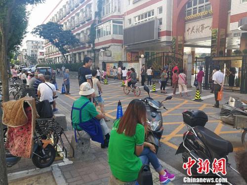 资料图：中关村一小门外等候接孩子的家长。<a target='_blank' href='http://www.chinanews.com/' >中新网</a>记者 张尼 摄
