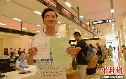 四川成都，刚毕业的大学生王单办理完手续落户成都。 <a target='_blank' href='http://www.chinanews.com/'>中新社</a>记者 刘忠俊 摄