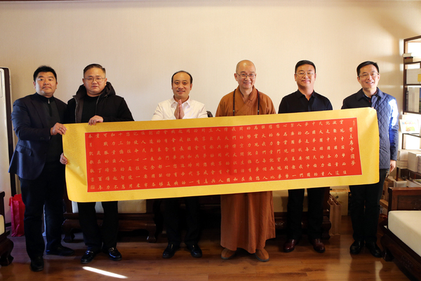 1郭凯歌向北京龙泉寺赠送书法作品《中国梦》 1郭凯歌向北京龙泉寺赠送书法作品《中国梦》