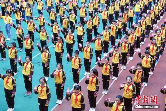 11月14日，贵阳市兴关小学学生在课间做戏曲广播操。。 <a target='_blank' href='http://www.chinanews.com/'>中新社</a>记者 贺俊怡 摄