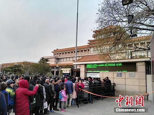 今年11月，中国美术馆门前大排长龙的景象。中新网记者 宋宇晟 摄