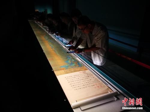 参观者欣赏《千里江山图》。该画作展出期间，“冲刺”看名画的“故宫跑”，再次成为热词。中新社记者 杨可佳 摄