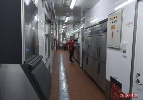 因老鼠关停的海底捞重开 员工:每桌都能看后厨画面