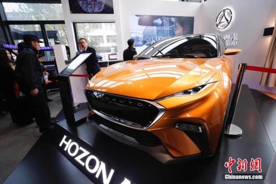 12月4日，在浙江乌镇举行的第四届世界互联网大会“互联网之光”博览会上，一款新能源车型亮相。<a target='_blank' href='http://www.chinanews.com/'>中新社</a>记者 杜洋 摄