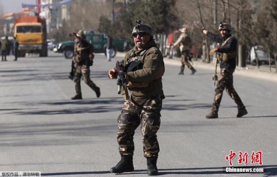 此前数日，武装分子还对喀布尔NDS的培训中心发动袭击。图为阿富汗警察在爆炸发生地点进行清理封锁工作。