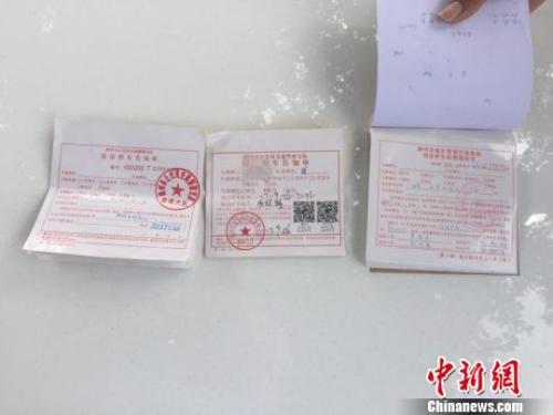 2017年9月26日，广西柳州现假违停罚单，该“罚单”印有二维码，可扫码缴纳?？?，当地警方已介入调查。图为真假罚单对比。 阳玮勋 摄